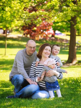 Yaz aylarında parkta aile dışında