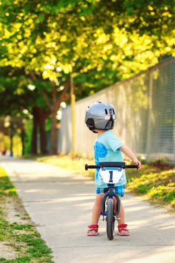 Bisiklet süren çocuk.
