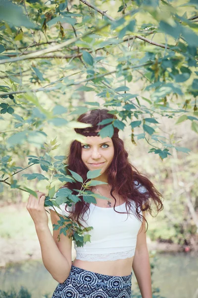 Portret van hippie meisje in bos — Stockfoto