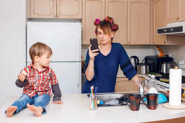 Drukke moeder fotograferen met haar telefoon — Stockfoto