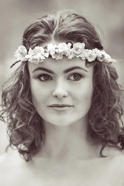 Mulher menina com chaplet flor na cabeça — Fotografia de Stock