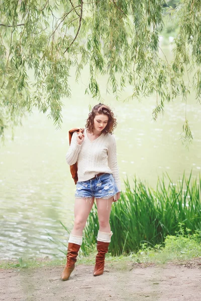 Mooi jong meisje buiten in park — Stockfoto