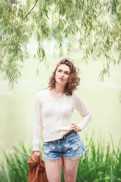 Hermosa joven fuera en el parque — Foto de Stock