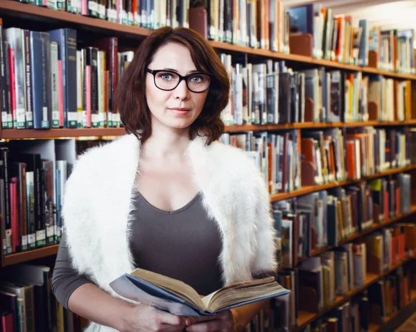 Mujer de mediana edad en la biblioteca — Foto de Stock