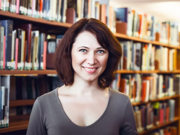 Mulher de meia idade na biblioteca — Fotografia de Stock