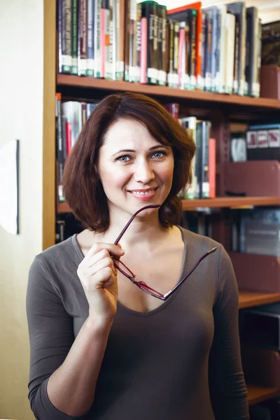 Mulher de meia idade na biblioteca — Fotografia de Stock