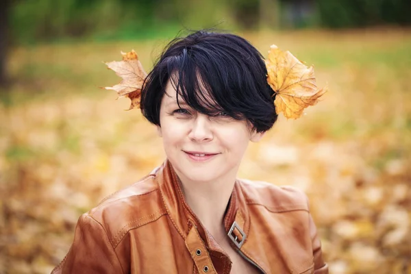 Brunette femme d'âge moyen à l'extérieur dans le parc d'automne — Photo