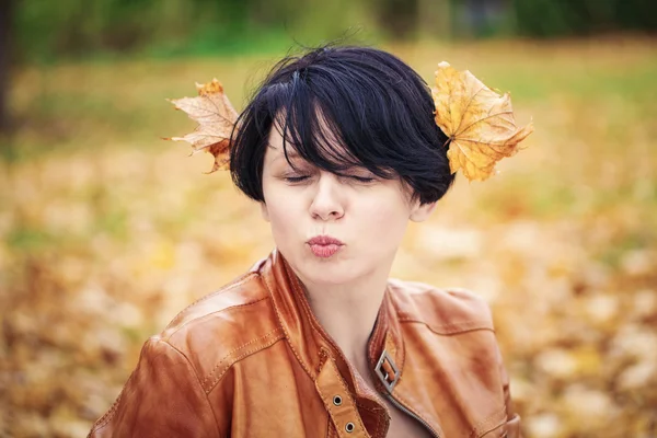 Brunette middle aged woman outside in autumn park — Stock Photo, Image