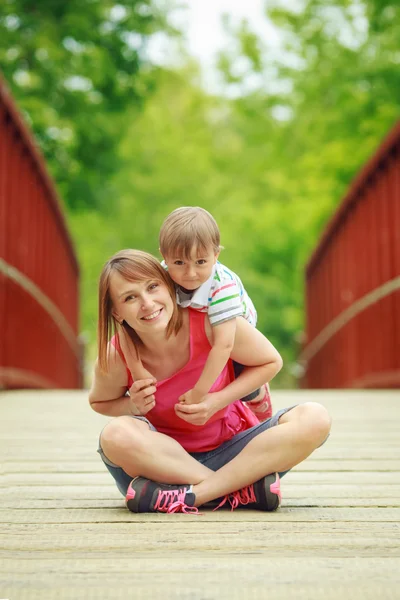 Мать и сын вместе на мосту — стоковое фото