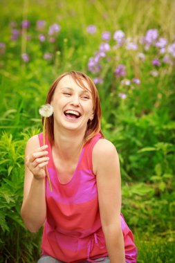Genç kız Dandelions üfleme