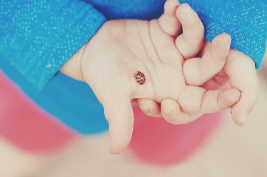 Silah çocuk palm kırmızı uğur böceği ayakta eller