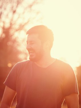 Gülmek gülümseyen genç adam