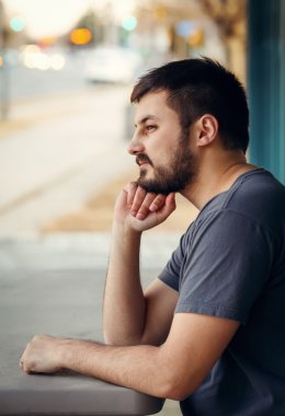 Genç adam profil düşüncesinde