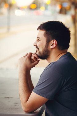 Profil gülümseyen genç adam