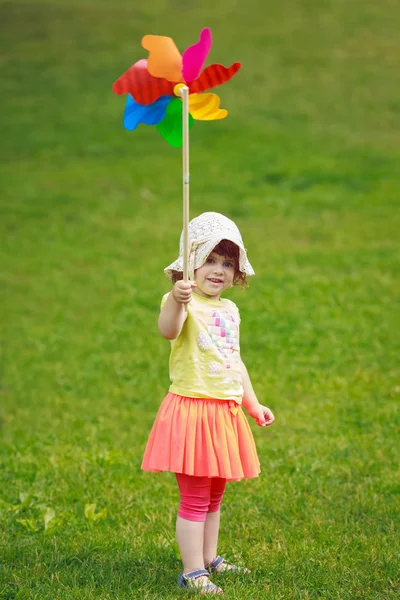 Gadis dengan mainan kincir angin — Stok Foto