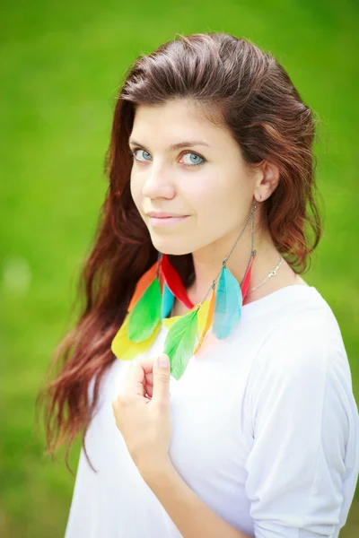 Portrait de fille en blanc avec boucles d'oreilles — Photo