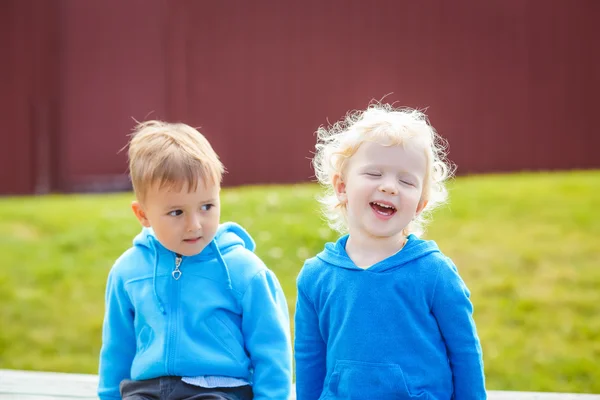 Retrato de niños y niñas amigos caucásicos con capucha azul —  Fotos de Stock