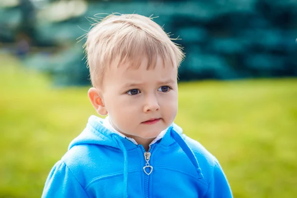 Retrato de niño caucásico primer plano con capucha azul —  Fotos de Stock