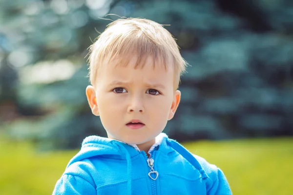 Ritratto di ragazzo caucasico primo piano con cappuccio blu — Foto Stock
