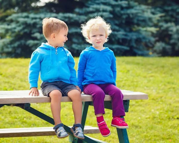 Retrato de niños y niñas amigos caucásicos con capucha azul — Foto de Stock