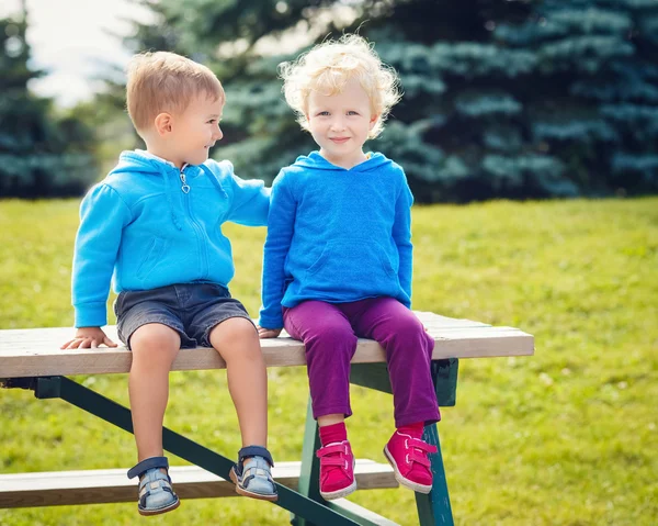 Retrato de niños y niñas amigos caucásicos con capucha azul —  Fotos de Stock