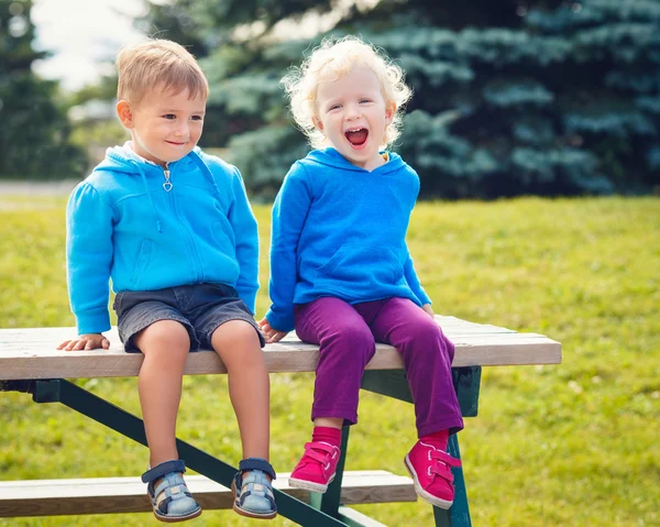 Retrato de niños y niñas amigos caucásicos con capucha azul — Foto de Stock