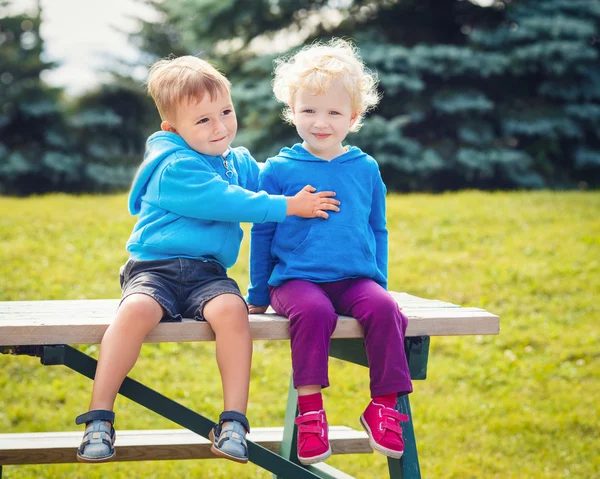 Retrato de niños y niñas amigos caucásicos con capucha azul — Foto de Stock