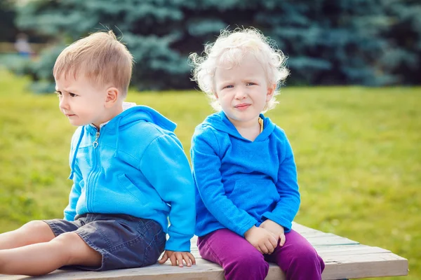 Portret van de blanke jongen en meisje vrienden in blauwe hoodies — Stockfoto