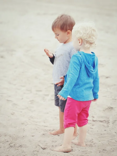 Bambini sulla spiaggia che giocano raccogliendo conchiglie — Foto Stock