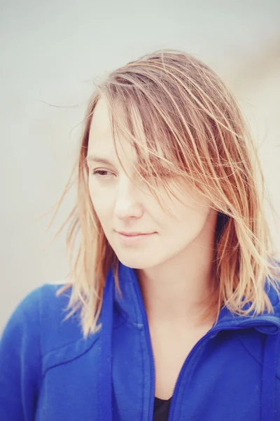 Retrato de mujer chica con el pelo desordenado — Foto de Stock