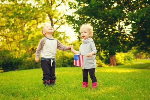 Τα μωρά παιδιά με αμερικανικές σημαίες ΗΠΑ — Φωτογραφία Αρχείου