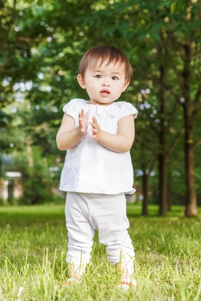 Portrait of cute Asian child clapping her hands — Stock Photo, Image