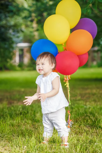 Potret anak Asia yang lucu dengan balon bertepuk tangan — Stok Foto
