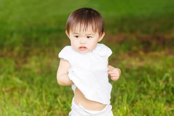 Portret van Aziatische baby spelen — Stockfoto