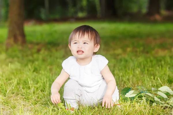 Portret van Aziatische baby spelen — Stockfoto