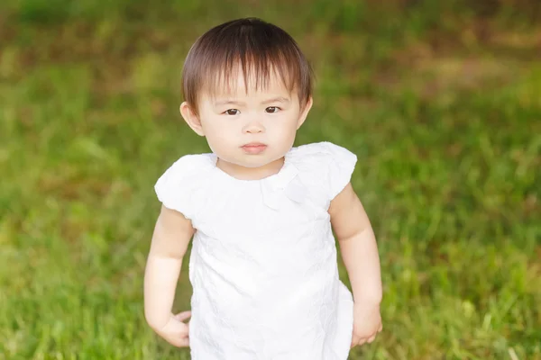Retrato de asiático bebê jogando — Fotografia de Stock