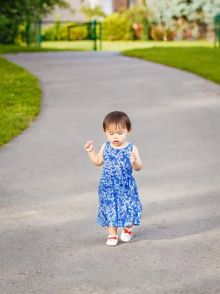 Potret lucu anak Asia bermain di taman — Stok Foto