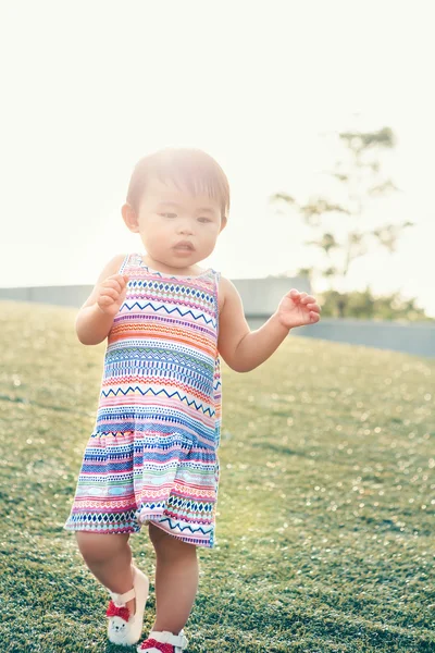 Retrato de bonito ásia criança jogar no parque — Fotografia de Stock