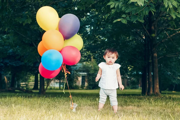 Porträtt av asiatisk tjej med ballonger — Stockfoto