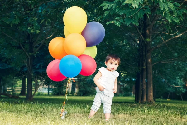 Retrato de menina asiática com balões — Fotografia de Stock