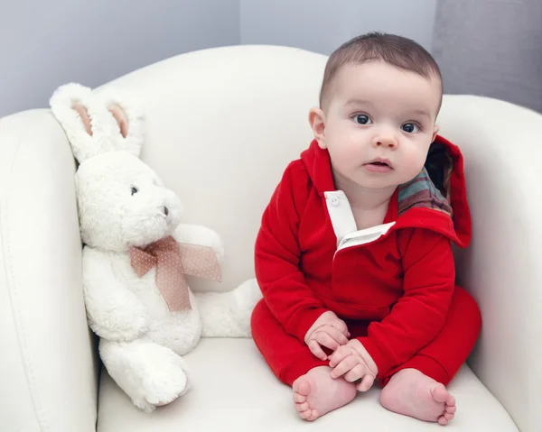 Bayi laki-laki kulit putih yang lucu mata hitam — Stok Foto