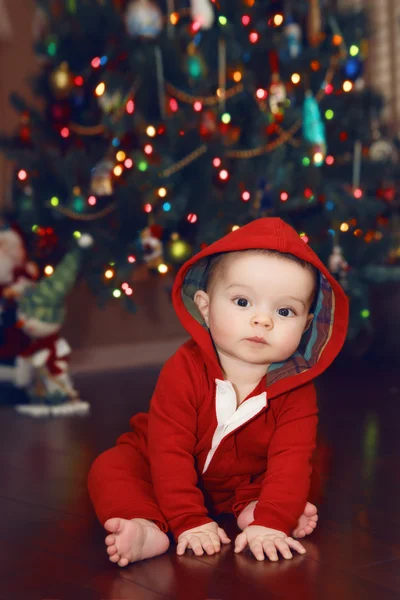 Baby in de buurt van New Year tree, Kerst vakantie — Stockfoto