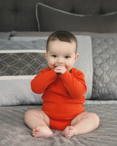 Cute Caucasian 6 mothns baby boy girl with black eyes indoors — Stock Photo, Image