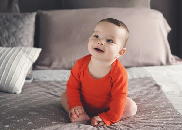 Cute Caucasian 6 mothns baby boy girl with black eyes indoors — Stock Photo, Image