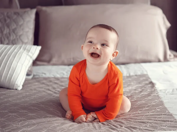 Schattig Kaukasische baby jongen meisje zwarte ogen — Stockfoto