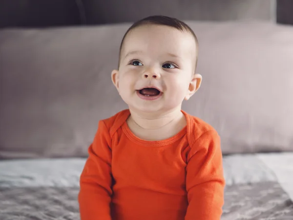 Schattig Kaukasische 6 mothns baby jongen meisje met zwarte ogen binnenshuis — Stockfoto