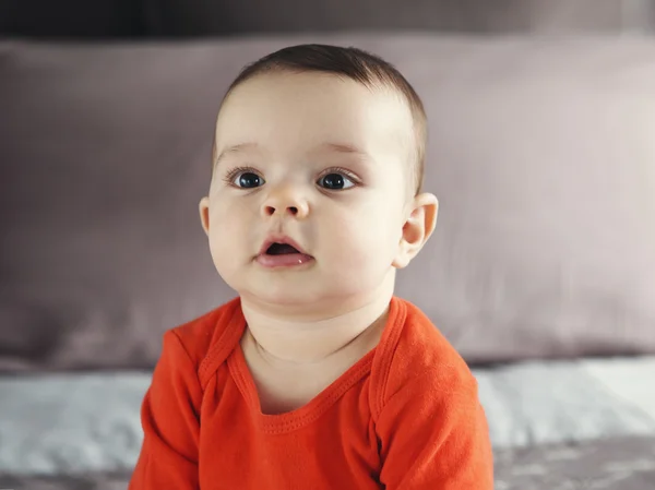Bonito caucasiano 6 mothns bebê menino menina com olhos negros dentro de casa — Fotografia de Stock