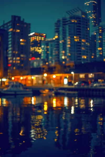 Lakeshore pier kade met boten, gebouwen, 's avonds lichten — Stockfoto