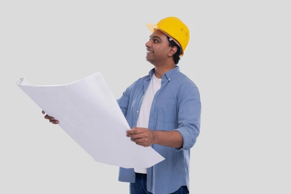 Plano de Casa de Exploração de Trabalhadores da Construção em Mãos Observando. Architect Holding Blueprints. Capacete duro amarelo. — Fotografia de Stock