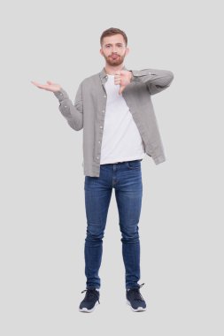 Elden ele gezen ve Baş parmağını gösteren adam izole edildi. Adam Tam Uzunlukta Duruyor